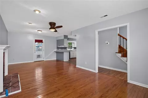 Living - 28 Bonney Ln, Hampton, VA 23669 photo 2 of 4
