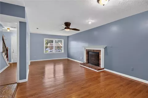 Living - 28 Bonney Ln, Hampton, VA 23669 photo 4 of 4