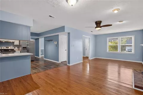 Living - 28 Bonney Ln, Hampton, VA 23669 photo 3 of 4