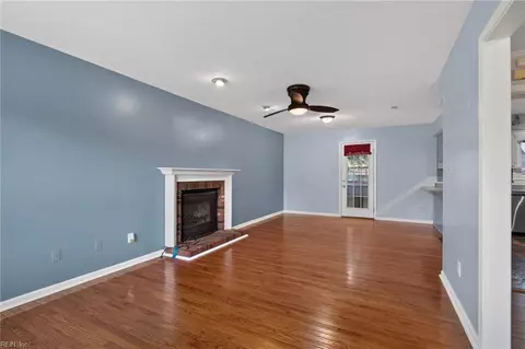 Living - 28 Bonney Ln, Hampton, VA 23669 photo 1 of 4