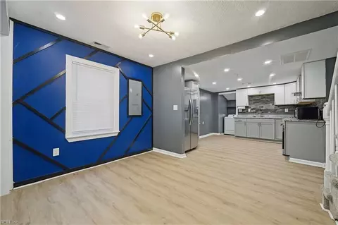 Entry Way - 8 Mcdonald Rd, Hampton, VA 23669 photo 4 of 8