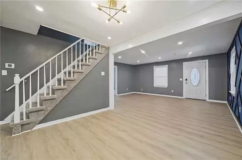 Entry Way - 8 Mcdonald Rd, Hampton, VA 23669 photo 2 of 8