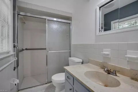 Bath - 3316 Mapleton Cres, Chesapeake, VA 23321 photo 2 of 4