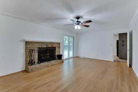 Living - 3316 Mapleton Cres, Chesapeake, VA 23321 photo 3 of 4