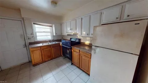 Entry Way - 1252 Norview Ave, Norfolk, VA 23513 photo 4 of 6