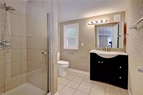 Bath - 1926 Demetro Dr, Hampton, VA 23663 photo 1 of 2
