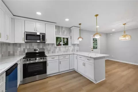 Kitchen - 4004 Oak Dr, Chesapeake, VA 23321 photo 3 of 3