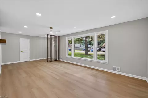 Living - 4004 Oak Dr, Chesapeake, VA 23321 photo 3 of 4