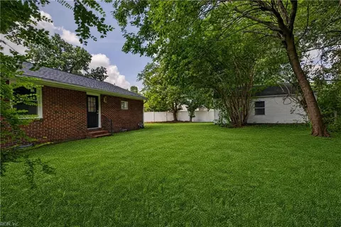Exterior - 4004 Oak Dr, Chesapeake, VA 23321 photo 3 of 5