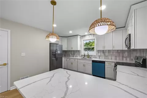 Kitchen - 4004 Oak Dr, Chesapeake, VA 23321 photo 2 of 3