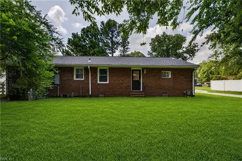 Exterior - 4004 Oak Dr, Chesapeake, VA 23321 photo 4 of 5