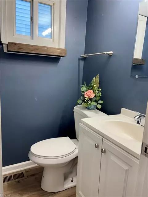 Bath - 904 N Mallory St, Hampton, VA 23663 photo 2 of 2