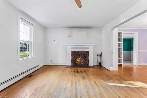 Living - 131 Shenandoah Rd, Hampton, VA 23661 photo 6 of 8