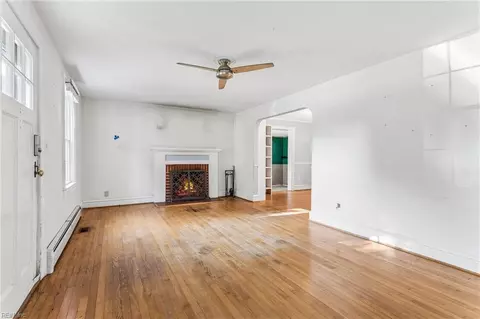 Living - 131 Shenandoah Rd, Hampton, VA 23661 photo 2 of 8