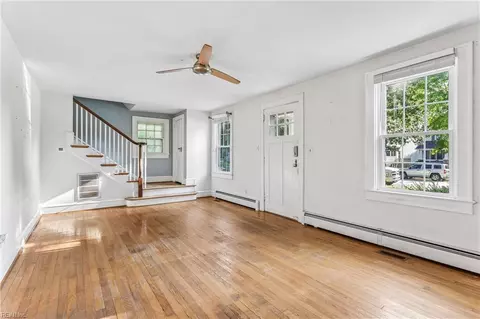 Living - 131 Shenandoah Rd, Hampton, VA 23661 photo 5 of 8