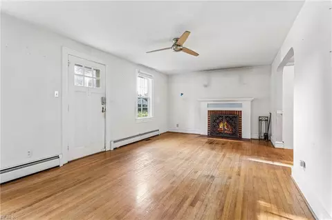 Living - 131 Shenandoah Rd, Hampton, VA 23661 photo 3 of 8