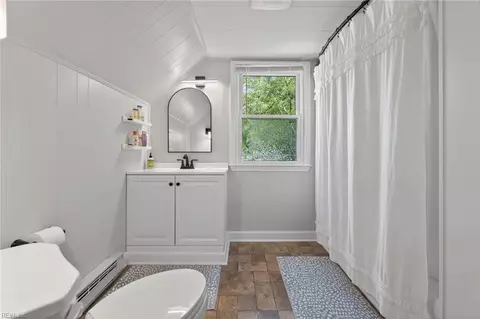 Bath - 8814 Commodore Dr, Norfolk, VA 23503 photo 6 of 7