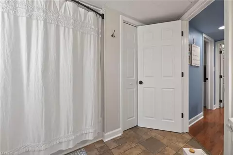 Entry Way - 8814 Commodore Dr, Norfolk, VA 23503 photo 4 of 5