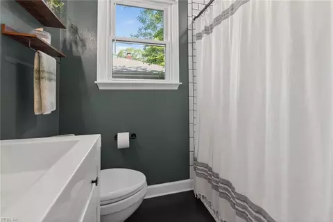 Bath - 8814 Commodore Dr, Norfolk, VA 23503 photo 2 of 7