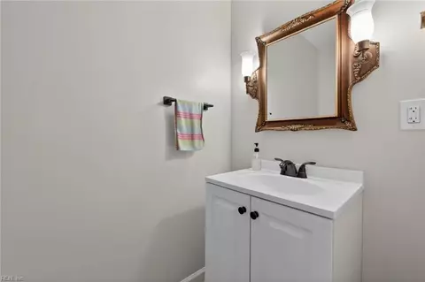 Bath - 8814 Commodore Dr, Norfolk, VA 23503 photo 4 of 7
