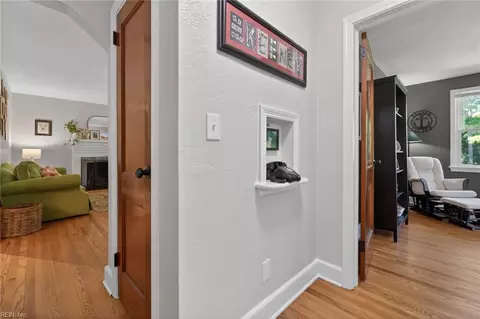 Entry Way - 8814 Commodore Dr, Norfolk, VA 23503 photo 2 of 5