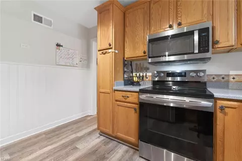 Kitchen - 8814 Commodore Dr, Norfolk, VA 23503 photo 3 of 4