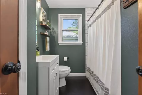 Bath - 8814 Commodore Dr, Norfolk, VA 23503 photo 1 of 7