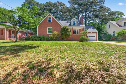 Exterior - 8814 Commodore Dr, Norfolk, VA 23503 photo 2 of 10