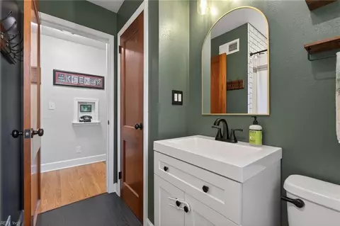 Bath - 8814 Commodore Dr, Norfolk, VA 23503 photo 3 of 7