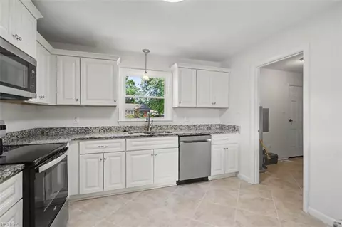 Entry Way - 8536 Orcutt Ave, Hampton, VA 23605 photo 2 of 3