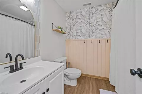 Bath - 2027 Hampton St, Kill Devil Hills, NC 27948 photo 3 of 4
