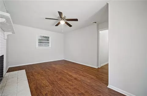 Living - 3532 Evangeline St, Norfolk, VA 23502 photo 2 of 4