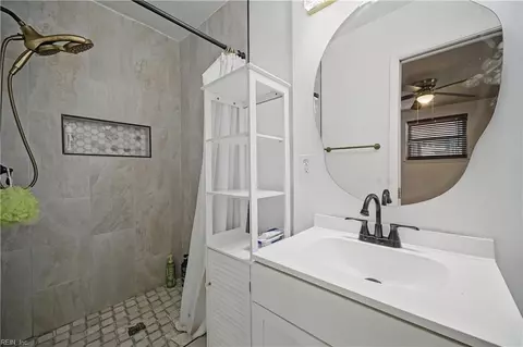 Bath - 3532 Evangeline St, Norfolk, VA 23502 photo 2 of 6