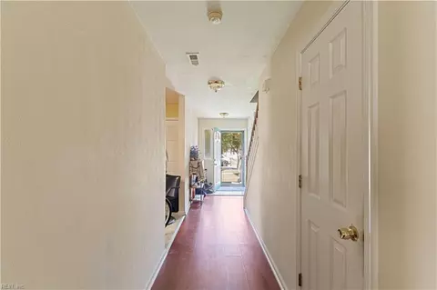 Entry Way - 969 Avenue E, Norfolk, VA 23513 photo 2 of 3