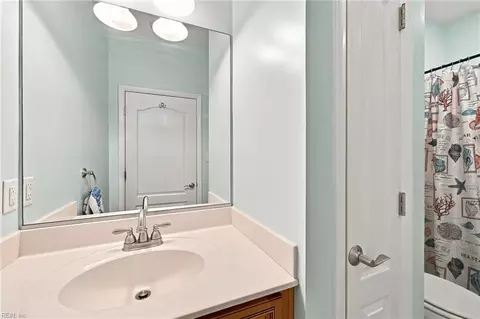 Bath - 214 S 2nd St #C, Hampton, VA 23664 photo 3 of 4
