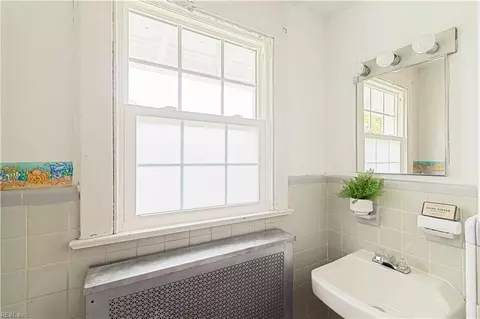 Bath - 268 E 40th St, Norfolk, VA 23504 photo 3 of 3