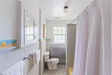 Bath - 268 E 40th St, Norfolk, VA 23504 photo 2 of 3