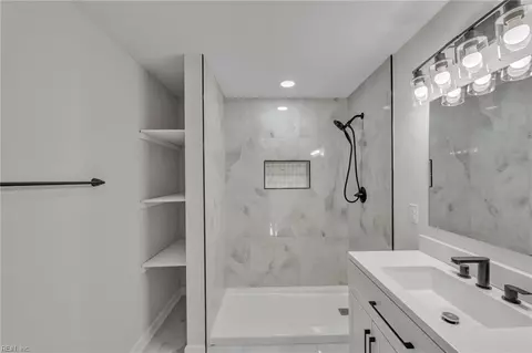Bath - 101 Kidd Blvd, Norfolk, VA 23502 photo 1 of 3