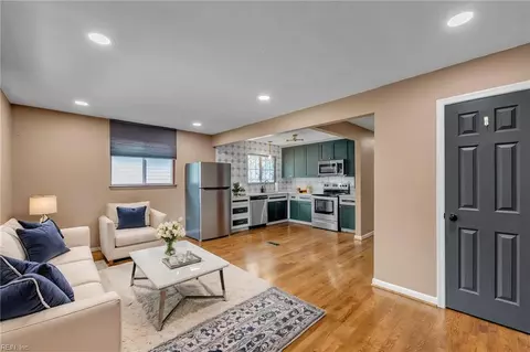 Living - 724 Hemlock Ave, Hampton, VA 23661 photo 3 of 6
