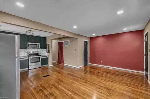 Living - 724 Hemlock Ave, Hampton, VA 23661 photo 4 of 6