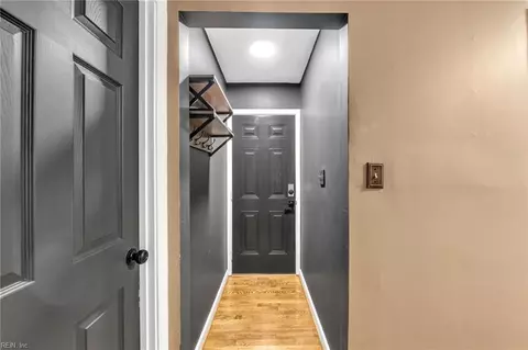 Entry Way - 724 Hemlock Ave, Hampton, VA 23661 photo 2 of 2