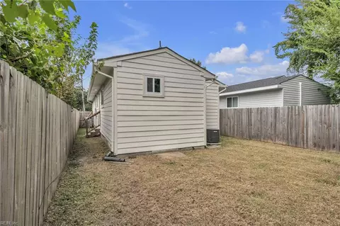 Exterior - 724 Hemlock Ave, Hampton, VA 23661 photo 11 of 12