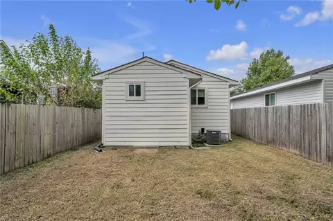 Exterior - 724 Hemlock Ave, Hampton, VA 23661 photo 10 of 12