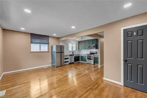 Living - 724 Hemlock Ave, Hampton, VA 23661 photo 1 of 6