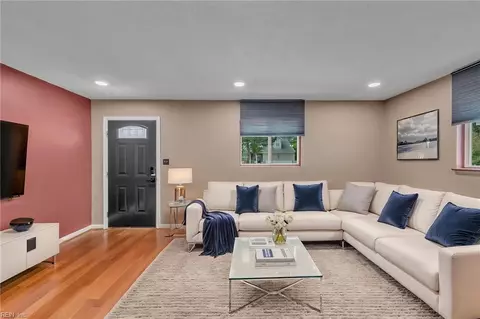 Living - 724 Hemlock Ave, Hampton, VA 23661 photo 6 of 6