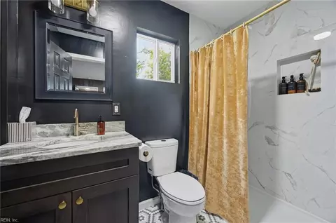 Bath - 724 Hemlock Ave, Hampton, VA 23661 photo 2 of 3