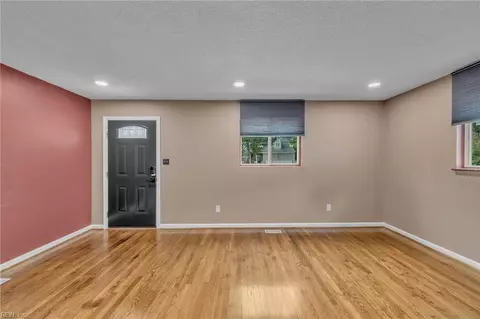 Living - 724 Hemlock Ave, Hampton, VA 23661 photo 5 of 6