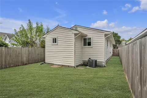 Exterior - 724 Hemlock Ave, Hampton, VA 23661 photo 7 of 12