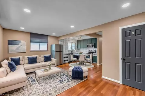 Living - 724 Hemlock Ave, Hampton, VA 23661 photo 2 of 6
