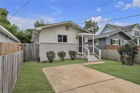 Exterior - 724 Hemlock Ave, Hampton, VA 23661 photo 3 of 12